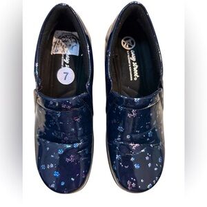 Easy Works by Easy Street Blue Floral Print Tiffany Clogs